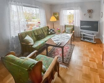 2 Bedroom Gorgeous Home In Tanumshede - Tanumshede - Living room