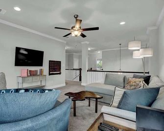 Stunning Luxury Lake Waterfront Home w/Fire pit! - Horseshoe Bay - Soggiorno