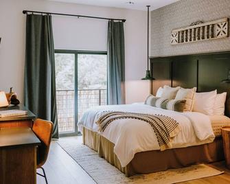 Gaines Ranch on the Square | The Homestead | ADA | King Bed | Downtown Wimberley - Wimberley - Schlafzimmer