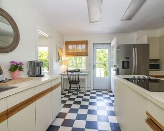 Chic Beach Retreat, Steps to Swimming, Tennis & All Of Glp Amenities - Groton - Kitchen