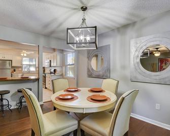 Ultra Luxury Mattressesblazing Wifikeurig, Netflix - Merriam - Dining room