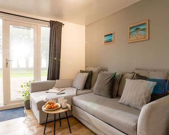 Lodge 2 by Interhome - Helston - Salon