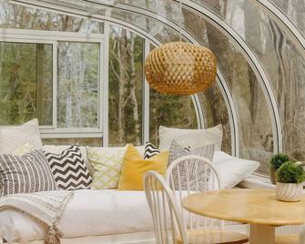 \'Lisette's on Long Hill\', cozy with boho charm - Mahone Bay - Innenhof