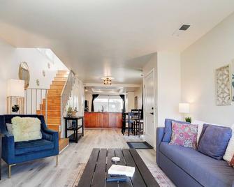 Enchanting 2-bedroom condo with WiFi in Imperial Beach - Imperial Beach - Living room