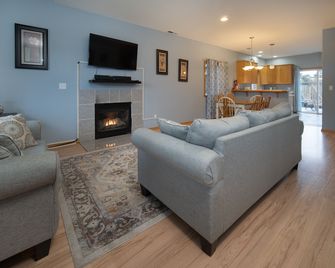 Stay 2 Blocks From The Beach In This 4 Bedroom Moments From Downtown Seaside! - Seaside - Sala de estar