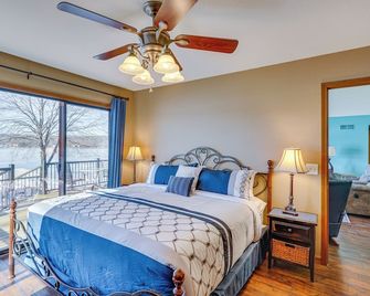 Retreat w/ Dock & Views in Lake of the Ozarks - Gravois Mills - Bedroom