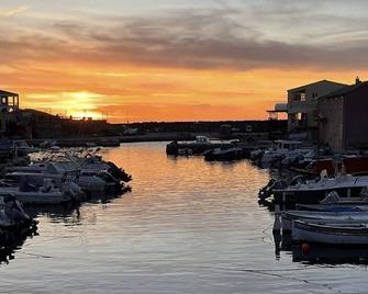 Chambre Lumineuse ,climatisée Dans Pittoresque Port de Pêche - Centuri - Vista del exterior