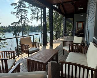 Big Lake House: New House, Lakefront, Covered Decks, Views, Dock & Watercraft - Belfair - Balkon