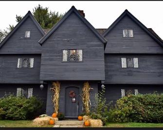 House near down town Salem - Salem - Building
