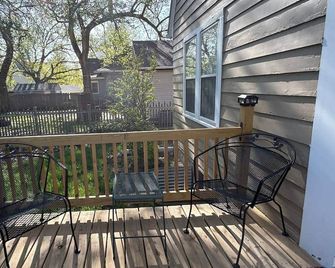 The Comfy Cottage-4 BR, 2 BA, Sleeps up to 10! - Hastings - Balkon