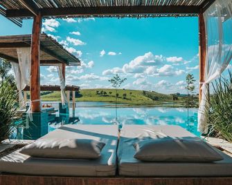 هوتل تشالي كابيتوليو - كابيتوليو - حوض السباحة