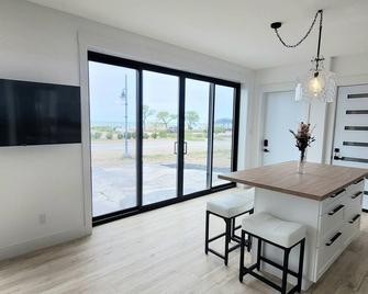 Welcome to BeachBabe, right on the main beach with incredible views! - Grand Bend - Eetruimte