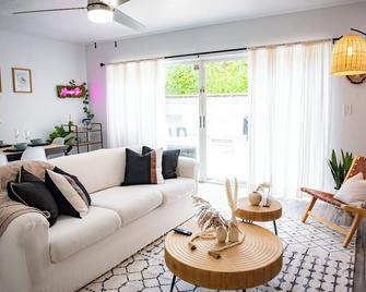 Walk to beach and restaurants!!! 3 bedroom home! - Deerfield Beach - Living room
