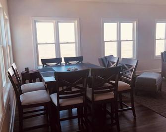 Private beach. Amazing Chesapeake Bay views. Luxury Home near major attractions - Suffolk - Dining room