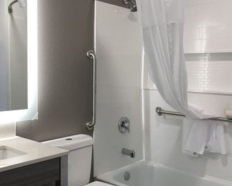 Seven Seas Inn & Suites - Newport - Bathroom