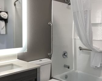 Seven Seas Inn & Suites - Newport - Baño