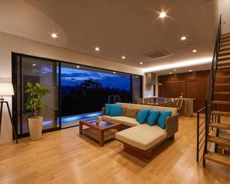 E-Horizon Resort Premium Sesoko A - Motobu - Phòng khách