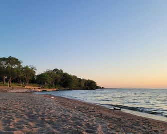 Lakefront Paradise: Charming 2BR Home with Lake Views - Walk to Beach! - Lorain - Playa