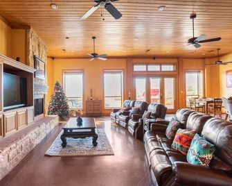 Texas Ranch House with 5 bedrooms & Fish Pond - Dallas - Living room