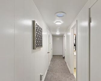 Midcentury Retreat 4bdr • 6 Beds • Gym + Yard - Brownfield - Коридор