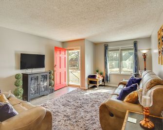 Easy Access to I-77 & I-20: Columbia Duplex! - Columbia - Living room