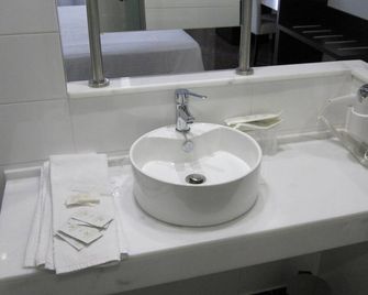 Hotel Fontana Plaza - טורווייחה - חדר רחצה
