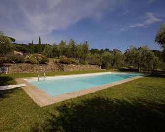 Stunning Farmhouse In Florentine Hills Sleeps 8 - Lastra a Signa - Басейн