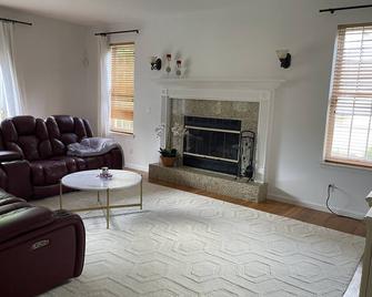 Beautiful Single Family Home 4 Bed 2.5 Bath - Carmel - Sala de estar