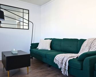 The Crew House | Contractor-Ready | Monthly Rates Available - Kirkland Lake - Salon