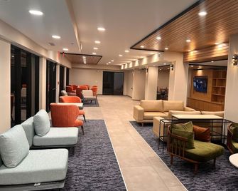 Fairfield by Marriott Inn & Suites Charleston Downtown - צ'רלסטון - טרקלין