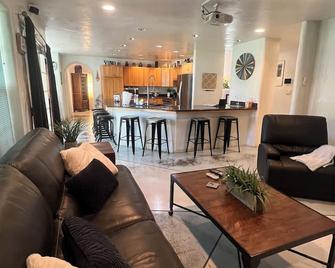 Huge Upscale Alamosa Home with Hot Springs Admission Included for up to 10! - Alamosa - Living room