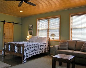 Serene Country Cabin On A 150 Acre Farm/Vineyard - Thaxton - Habitación