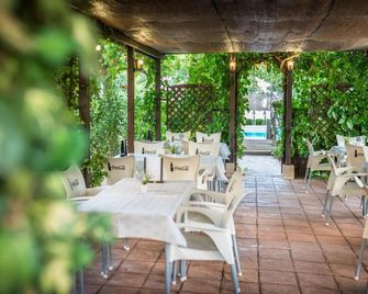 Hostal Restaurante Rijujama - Matillas - Patio