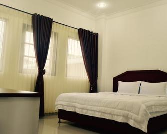 Opriss Hotel - Parapat - Bedroom