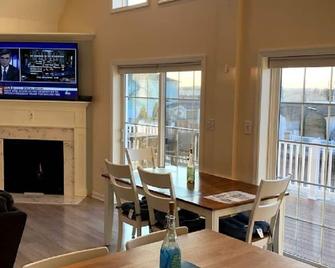 New waterfront Beach Haven West 3 Bedroom & 3 Baths Vacation Rental - Manahawkin - Dining room