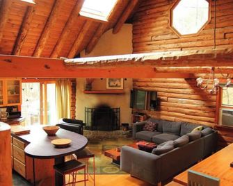Luxury secluded Catskill log cabin on creek-ski hike great restaurants mins away - Catskill - Living room