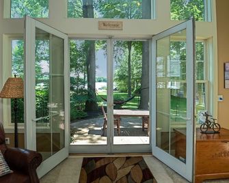 The Best Modern, Big, Waterfront, Beautiful Lakehouse- 2 Hrs From Chicagoland - Decatur - Bedroom