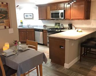 Modern, Clean And Peaceful Apartment - Saint Charles - Kitchen