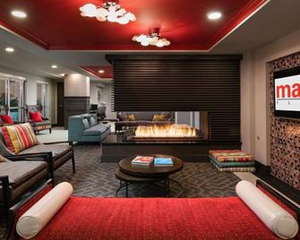 Bright Bellevue 1BR w/ Gym & Coffee Bar, close to dining, by Blueground - Seattle - Living room