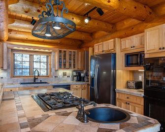 Luminary Log Chalet | Seclusion & Skiing Nearby, Private Hot Tub - Breckenridge - Cuisine