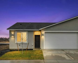 Emerald Retreat 3br | Work-Ready | Fast Wi-Fi - Hermiston - Gebäude