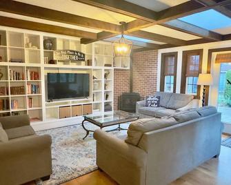 Bramblebank Cottages - Harrison Hot Springs - Living room