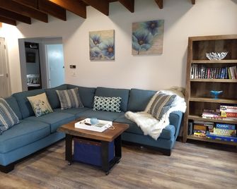 Great Remodeled Pet Friendly Cottage! Walk To Downtown And And The Lake! - McCall - Living room