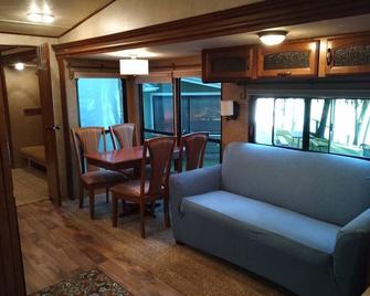 Twin Birch Resort - The Loon on the Lake - Lakefront with Dock, Kayak, and Rowboat! - Honor - Living room
