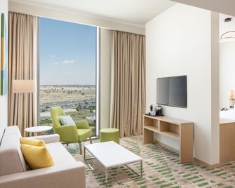 Holiday Inn & Suites Dubai Science Park by IHG - Dubai - Living room