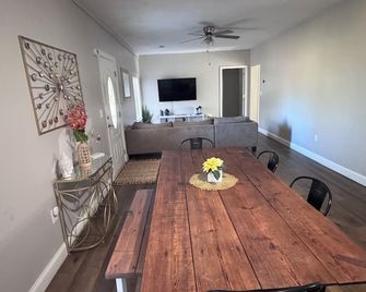 Cozy & Private home w/ in-ground pool - Warner Robins - Dining room