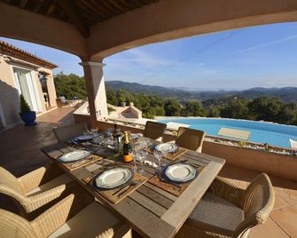 Quiet, Villa with bay view, Tennis court, Swimming pool, Sauna, Hammam - Les Adrets-de-l'Estérel - Balcón