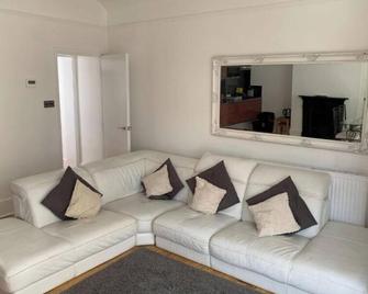 Berkshire Apartments - Windsor - Living room