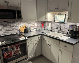 1929 Man cave apartment with 1 bedroom and AC, fiber optic WiFi in Hillsdale - Hillsdale - Kitchen