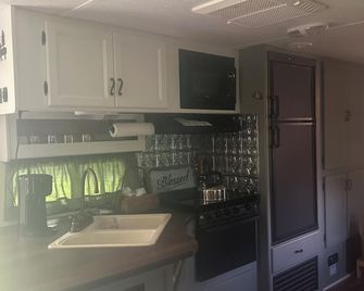 Quiet property in beautiful Bucks County stay in this recreational vehicle. - Doylestown